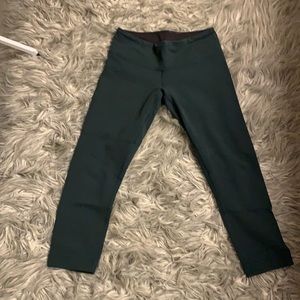 Lululemon Yoga Cropped Pants. Reversible - Green and Black